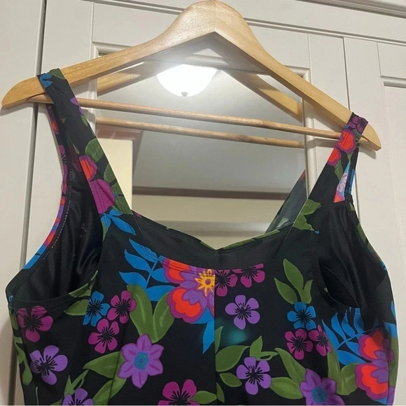 LLBEAN Black Tropical Floral Print Slimming Swimsuit - Picture 3 of 8
